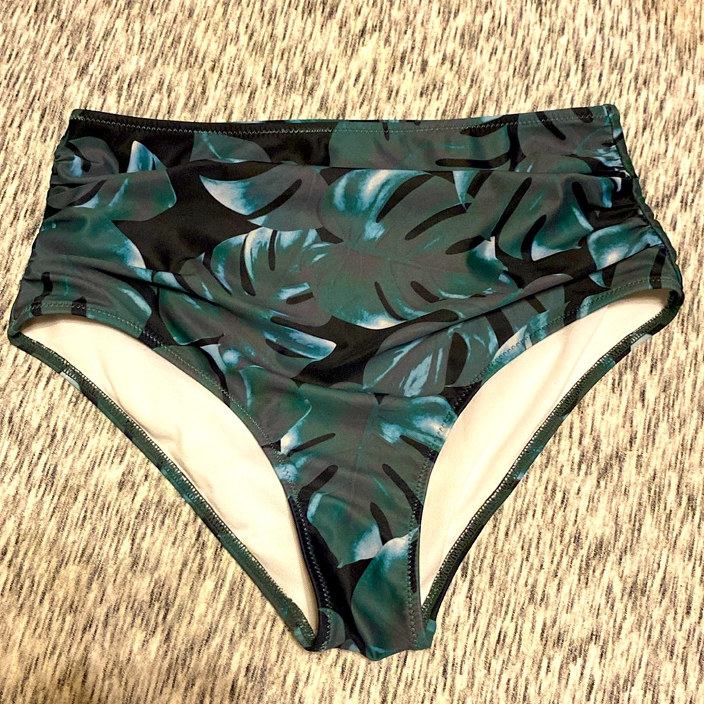 NWOT Medium bathing suit bottom- SHEIN